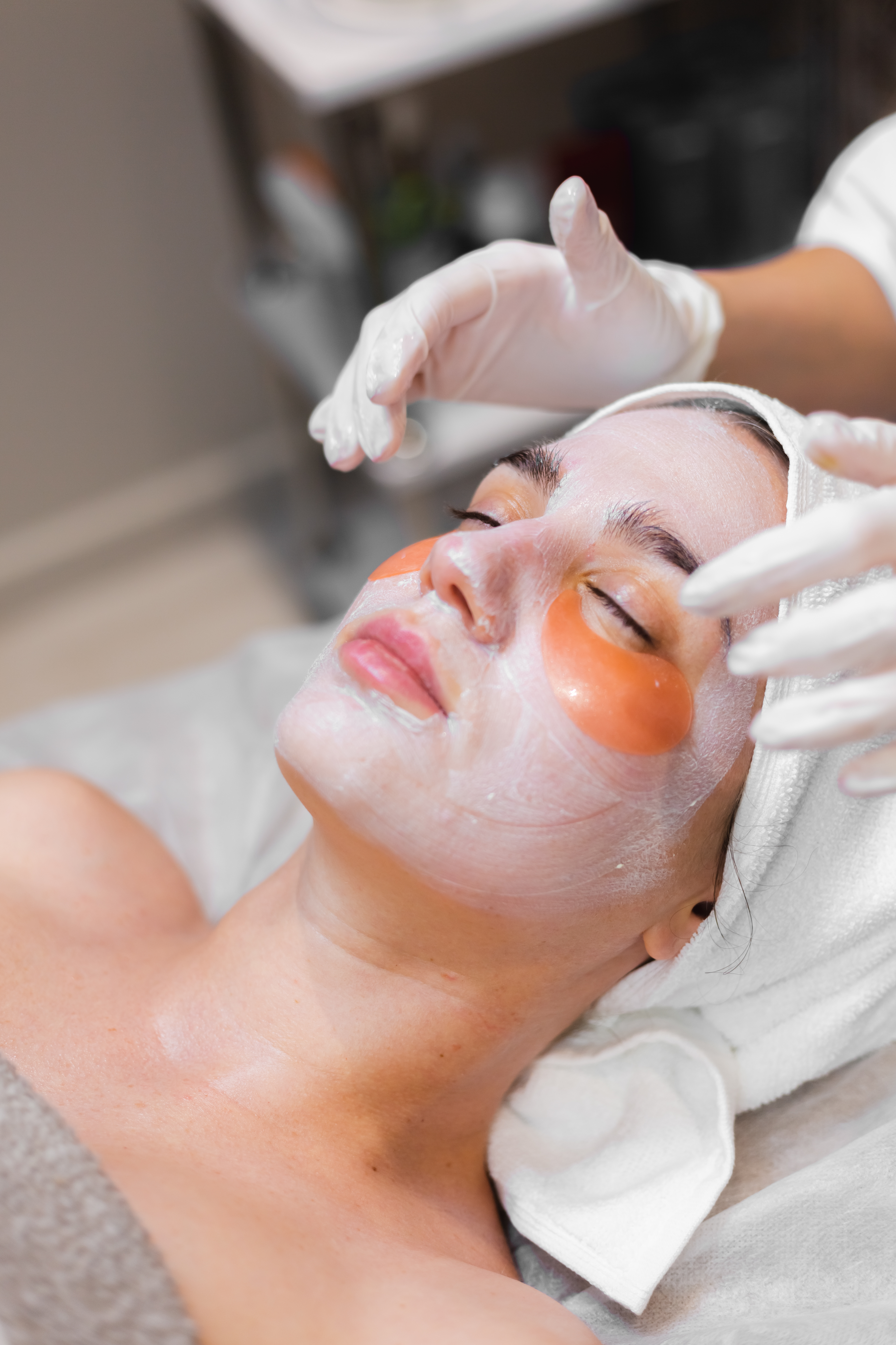 Tratamiento de limpieza facial en spa de bienestar en Bogotá